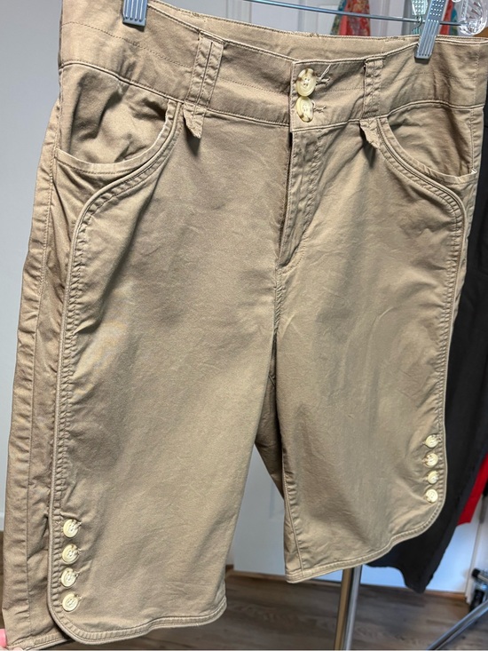 dressbarn Pants - y2k preppy Bermuda shorts with button detail at hem, Dress Barn size 10